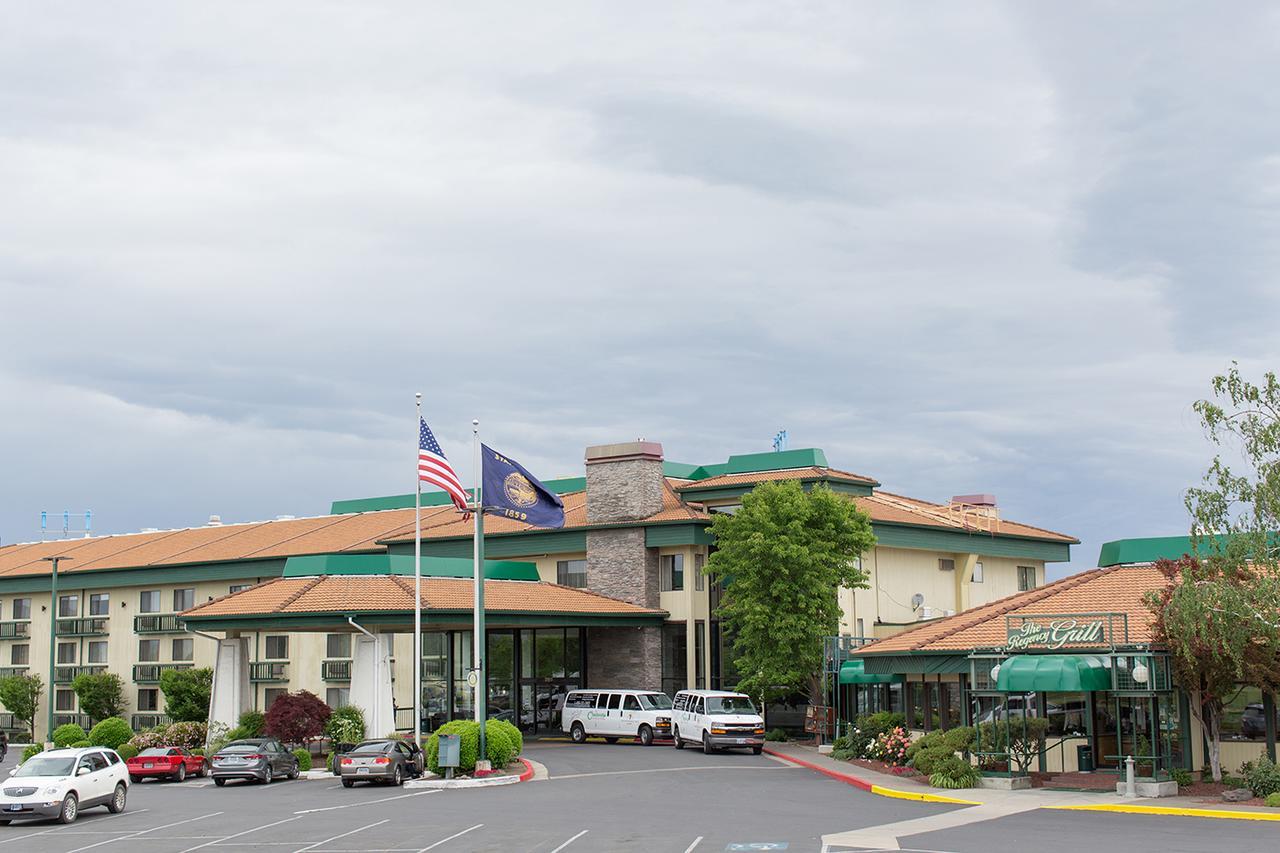 Rogue Regency Inn&Suites Medford Exterior foto